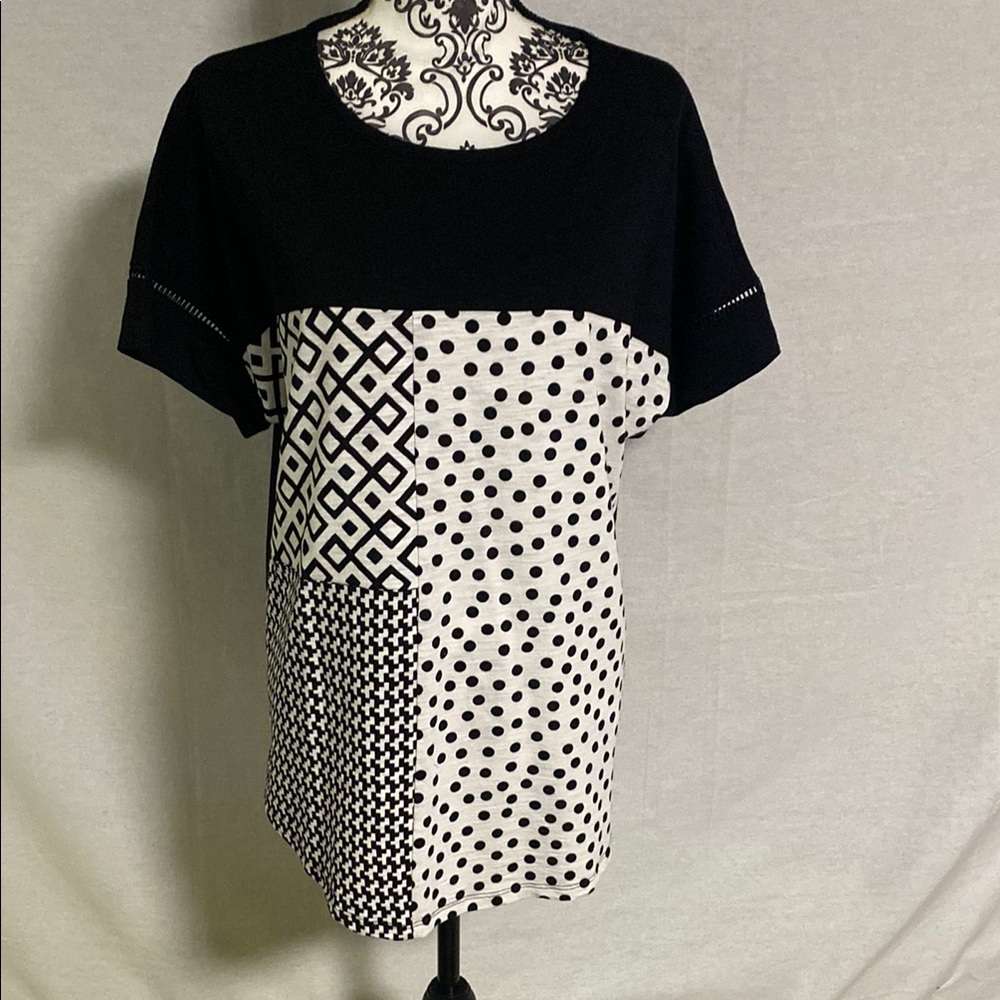 Chico's Zenergy Black and White Short Sleeve Seamdetail Tunic